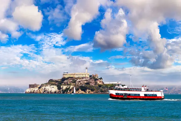 Ferry Schip Tegen Alcatraz Prison Island San Francisco Californië Verenigde — Stockfoto