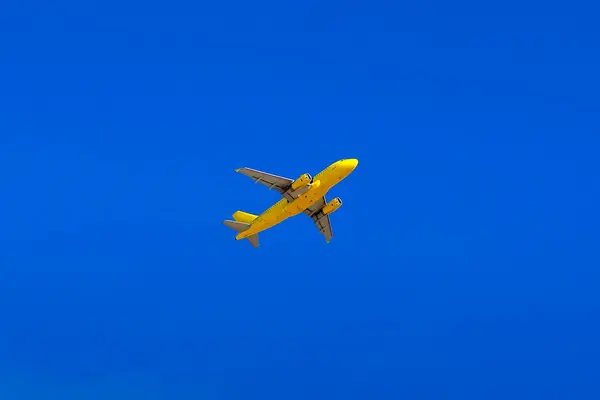 Современный Самолет Небе Солнечный День — стоковое фото