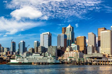 Elliott Körfezi 'ndeki Seattle manzarasının panoramik görüntüsü güneşli bir günde, Washington, ABD