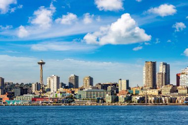 Elliott Körfezi 'ndeki Seattle manzarasının panoramik görüntüsü güneşli bir günde, Washington, ABD