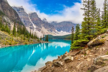 Moraine Gölü 'nün panoramik manzarası, Kanada Banff Ulusal Parkı