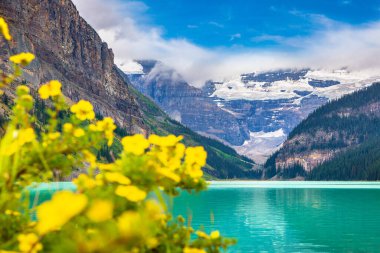 Louise Gölü ve Kanada Banff Ulusal Parkı 'nın panoramik manzarası.