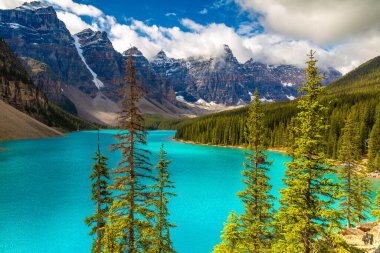 Moraine Gölü 'nün panoramik manzarası, Kanada Banff Ulusal Parkı