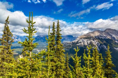 Banff Ulusal Parkı 'ndaki Bow Valley' in panoramik hava manzarası, Kanada Kayalıkları