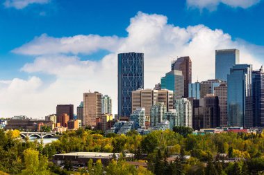 Calgary 'nin güneşli bir günde panoramik manzarası, Kanada