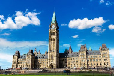 Kanada Parlamentosu 'nun Ottawa' daki Parlamento tepesinde güneşli bir günde, Kanada