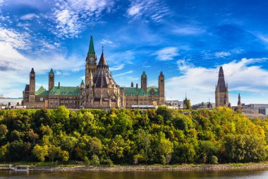 Kanada Parlamentosu Ottawa 'da ve nehri güneşli bir günde, Kanada