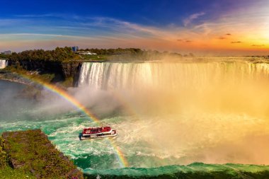 Kanada 'da Niagara Şelalesi, Horseshoe Şelalesi ve Niagara Şelalesi, Ontario, Kanada' da gün batımında tekne turu.