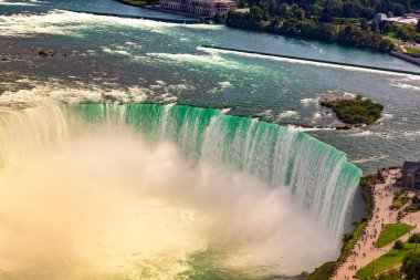 Kanada 'nın Niagara Şelalesi' nin panoramik hava manzarası, Niagara Şelalesi, Ontario, Kanada 'da güneşli bir günde