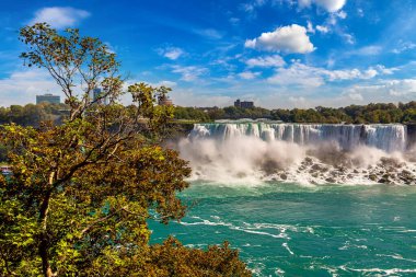 Kanada 'nın Niagara Şelaleleri, Amerika Şelaleleri, Niagara Şelaleleri, Ontario, Kanada' da güneşli bir günde