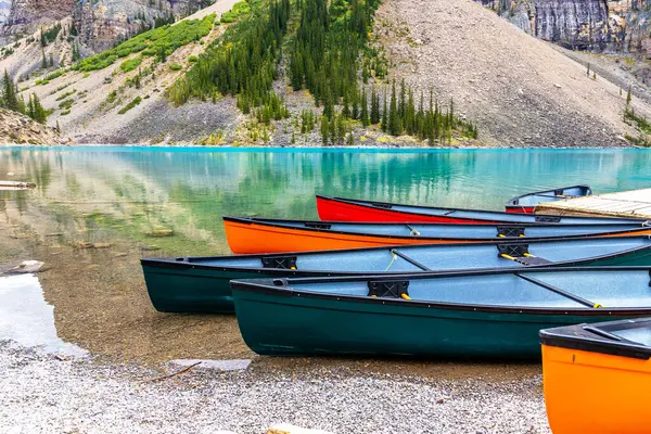 Kanoter Vid Sjön Moraine Banff National Park Canada — Stockfoto