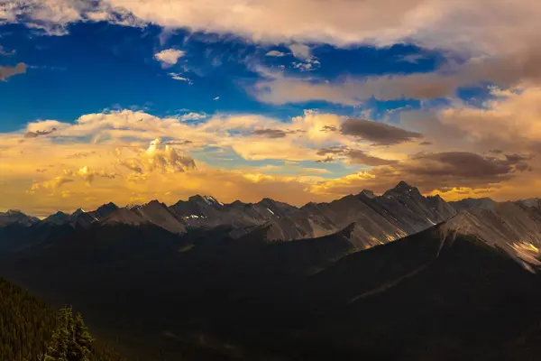 Gün Batımında Banff Ulusal Parkı Ndaki Bow Valley Panoramik Hava — Stok fotoğraf