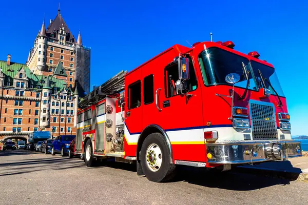 カナダの旧ケベックシティにあるフロンテナック城 フェアモント シャトー フロンテナック 近くの消防車 — ストック写真