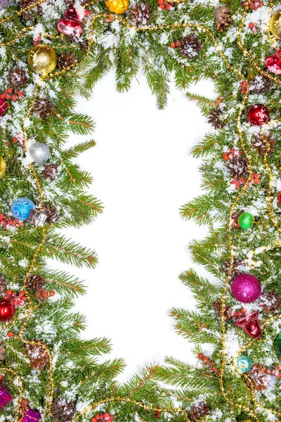 ボールや装飾や雪 ホリーベリー 白い上に隔離されたコーンとクリスマスの背景 — ストック写真