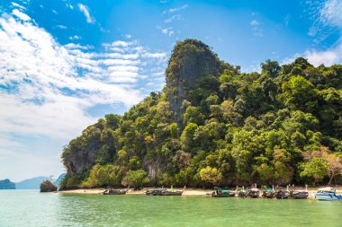 Tayland 'ın Krabi ilindeki Koh Phak Bia adasında tropik plaj