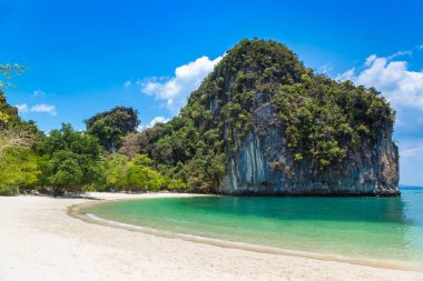 Tayland, Krabi 'deki Koh Hong adasında tropik bir sahil.