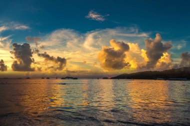 Phuket, Tayland 'daki Patong plajında gün batımı