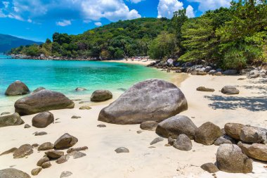 Phuket Adası 'ndaki cennet kumsalı, güneşli bir günde Tayland