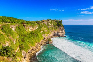 Pura Luhur Uluwatu Tapınağı Bali 'de güneşli bir günde, Endonezya