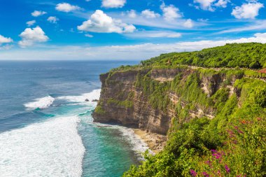Güneşli bir günde Bali 'deki Uluwatu Tapınağı' ndan güzel sahil manzarasının panoramik görüntüsü, Endonezya