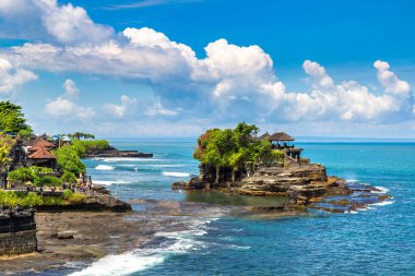 Güneşli bir günde Endonezya, Bali 'deki Tanah Lot tapınağının panoramik manzarası
