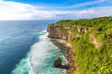 Güneşli bir günde Bali 'deki Uluwatu Tapınağı' ndan güzel sahil manzarasının panoramik görüntüsü, Endonezya