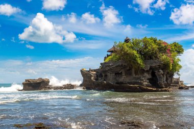 Endonezya, Bali 'deki Tanah Lot tapınağı güneşli bir günde