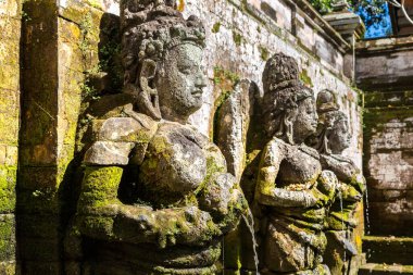 Güneşli bir günde Endonezya, Bali 'deki Pura Goa Gajah' daki kutsal gölet (Fil mağarası tapınağı)