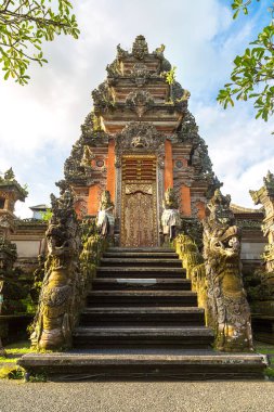 Endonezya, Bali 'de Ubud' daki Saraswati tapınağı güneşli bir günde