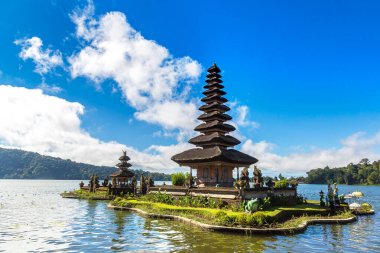 Pura Ulun Danu Beratan Bedugul Tapınağı Bali, Endonezya 'da bir gölde