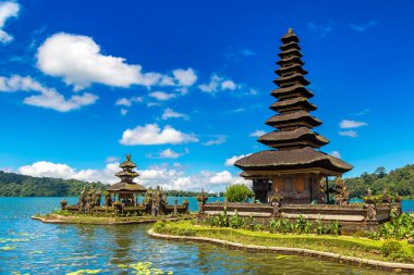 Pura Ulun Danu Beratan Bedugul Tapınağı Bali, Endonezya 'da bir gölde