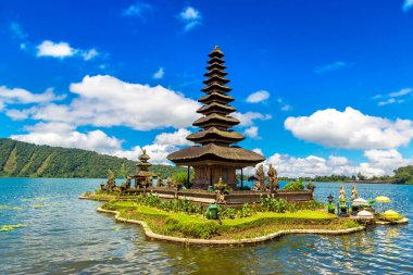 Pura Ulun Danu Beratan Bedugul Tapınağı Bali, Endonezya 'da bir gölde