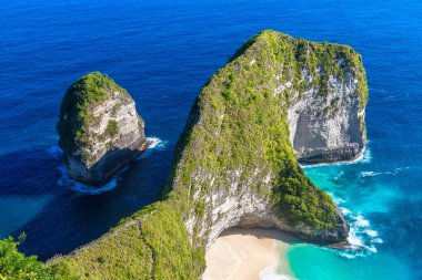 Nusa Penida Adası, Bali, Endonezya 'daki Kelingking Sahili' nin panoramik hava manzarası