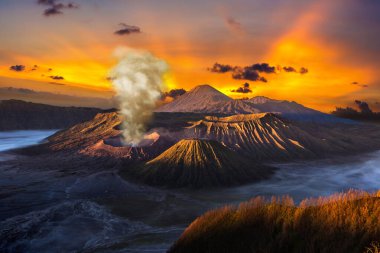Endonezya 'daki Java Adası, Bromo volkanında gün doğumu. Panoramik hava görüntüsü