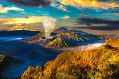 Endonezya 'daki Java Adası, Bromo volkanında gün doğumu. Panoramik hava görüntüsü