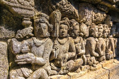 Yogyakarta kenti yakınlarındaki Buddist tapınağı Borobudur 'deki tarihi oymaların hafifletilmesi, Orta Cava, Endonezya