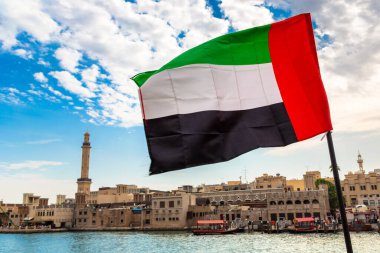 Birleşik Arap Emirlikleri bayrağının bayrağını Bay Creek 'e ve Dubai' deki Dubai Mescid Camii 'ne doğru çevirin.