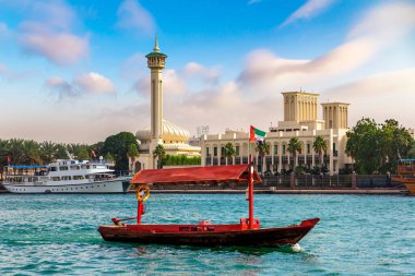 Abra - eski geleneksel ahşap tekne ve Dubai Körfezi 'ndeki Al Farooq Camii, Birleşik Arap Emirlikleri