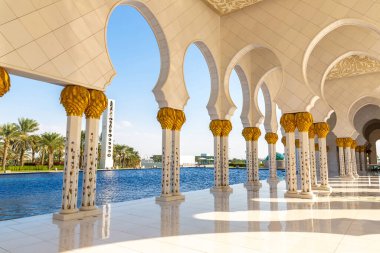 Bir yaz günü Abu Dabi 'deki Şeyh Zayed Büyük Camii, Birleşik Arap Emirlikleri