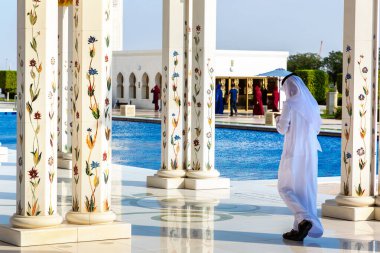 Arap adam Abu Dabi, Birleşik Arap Emirlikleri 'ndeki Şeyh Zayed Büyük Camii' nde Arap kıyafetleri giyiyor.