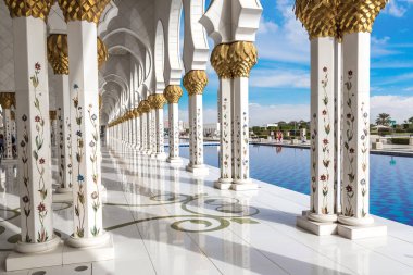 Bir yaz günü Abu Dabi 'deki Şeyh Zayed Büyük Camii, Birleşik Arap Emirlikleri
