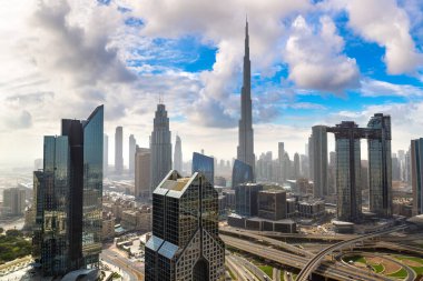 Bir yaz günü Dubai şehir merkezinin panoramik hava manzarası, Birleşik Arap Emirlikleri