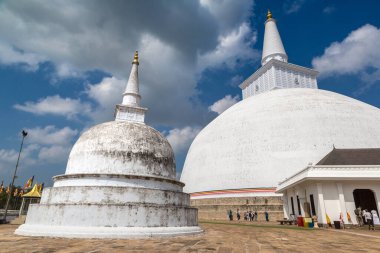 Güneşli bir günde Sri Lanka 'da Beyaz Ruwanwelisaya stupa
