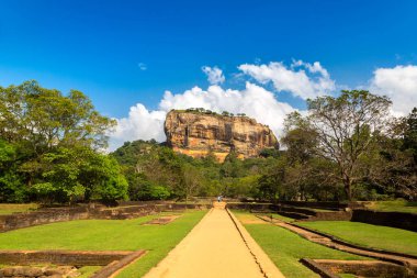 Güneşli bir günde Sigirya 'daki Aslan Kayası' na giden yol, Sri Lanka
