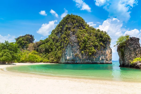 Tayland, Krabi 'deki Koh Hong adasında tropik bir sahil.