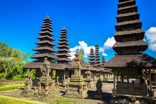 Храм Таман Аюн Бали Индонезия Солнечный День — стоковое фото