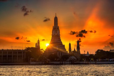 Wat Arun Tapınağı Bangkok Tayland 'da güzel bir gün batımı..