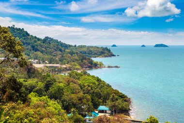 Güneşli bir günde Tayland 'ın Koh Chang adasının panoramik hava manzarası