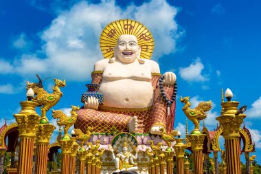 Wat Plai Laem Tapınağı, Samui, Tayland 'da bir yaz günü gülümseyen ya da mutlu Buda heykeli