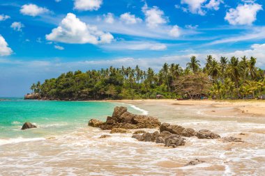 Güneşli bir günde Tayland 'daki Koh Lanta Yai adasında güzel bir sahil.